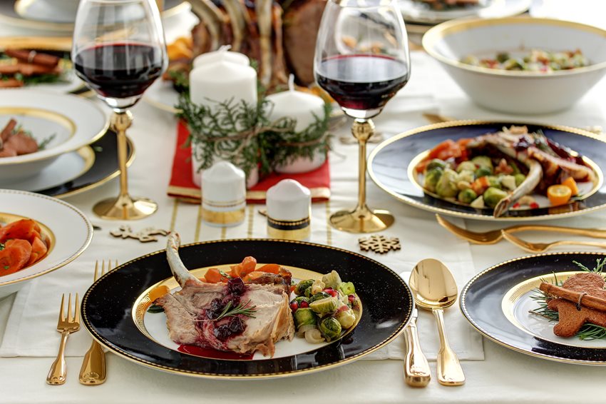 Královská vepřová pečeně s různými přílohami Královská vepřová pečeně s různými přílohami